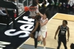 💥炸了炸了！杨瀚森顺下举火烧天单臂隔扣班克斯！本场9中9！